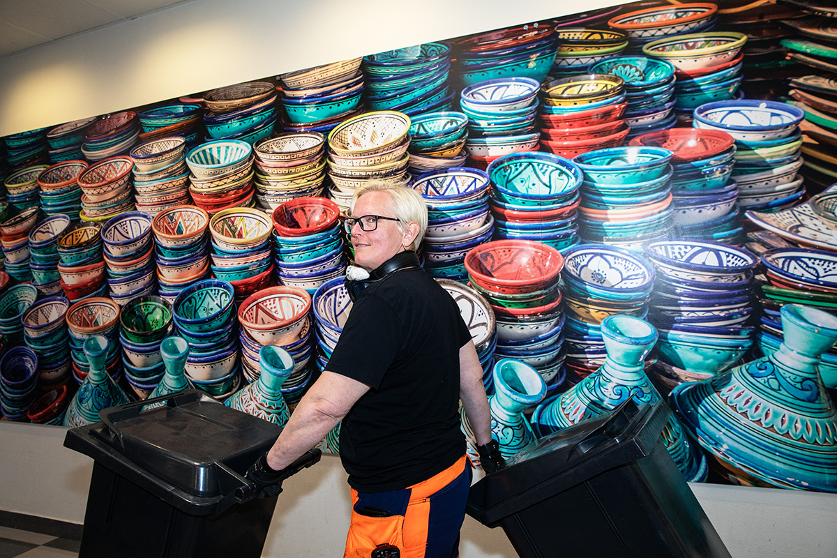 Bildtext: ”Det ska finnas utrymme att tvätta, sköta om bilen och göra säkerhetskontroller. Och man ska våga göra sin röst hörd”, säger Elin Malmström som är skyddsombud och tycker att hon blir lyssnad på, på sin nuvarande arbetsplats.