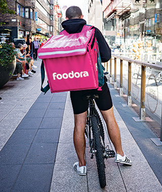 En inkomstbaserad a-kassa har bland annat som syfte att minska administrationen för personer som haft flera olika inkomstkällor, till exempel personer som jobbar för plattformsföretag. Foto: John Antonsson