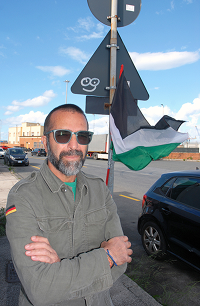 Giuseppe Gucciardo från FILT-Cgil berättar att tankar finns om en total blockad av varor från Israel. Foto: Kristina Wallin