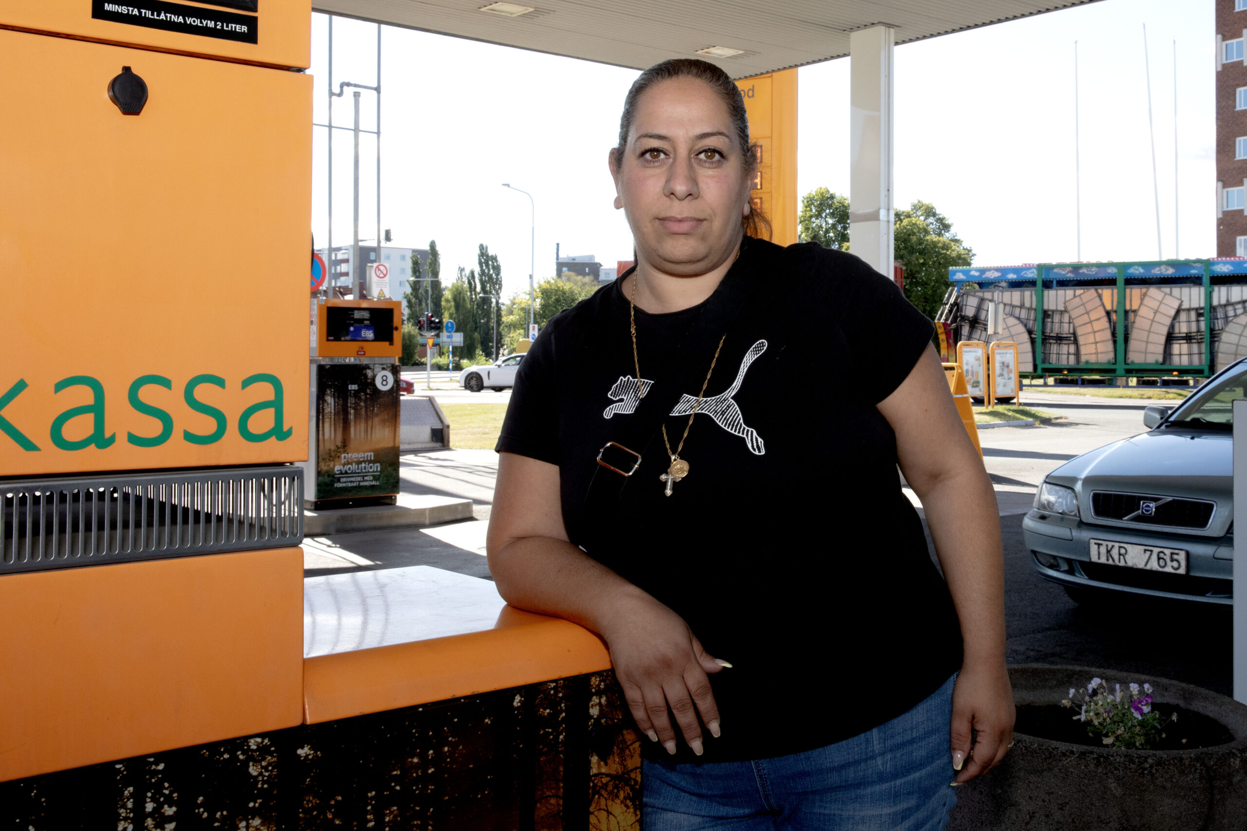 Kristina Israil arbetar timmar på Preem-stationen i Skövde. Foto: Justina Öster