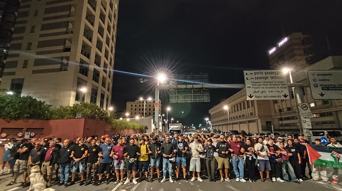 Många människor är samlade på en gata för att protestera.