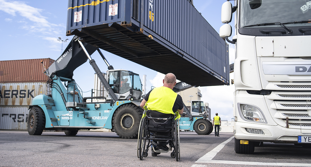 Johan Moberg har kört för Skaraslättens transport AB i drygt tolv år. Företaget ser ofta till att anpassa körningarna efter honom så att de är något kortare och enklare. Foto: Pierre Hennigor Cavalli