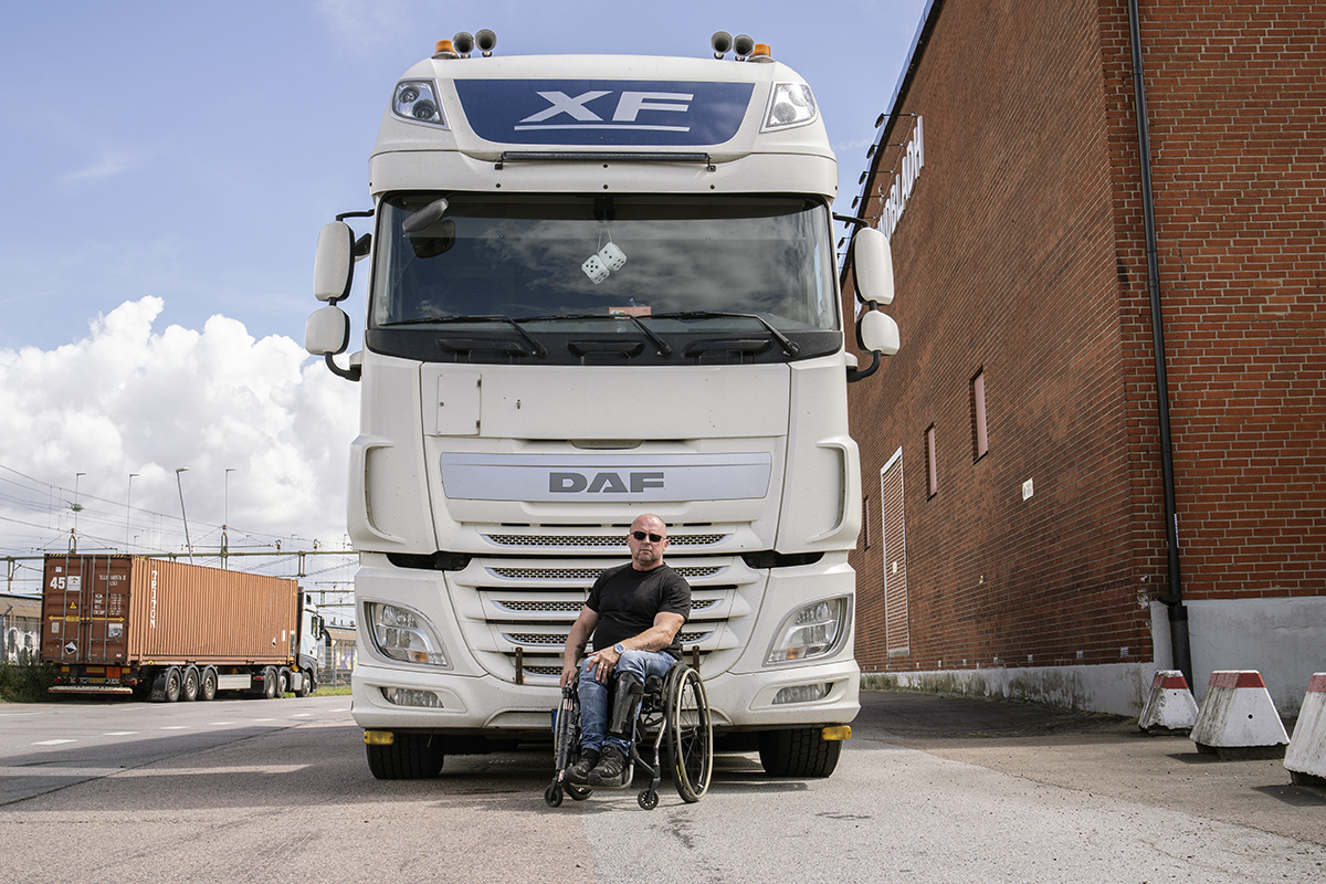 Johan Moberg framför sin DAF som han har kört sedan november 2024. Foto: Pierre Hennigor Cavalli