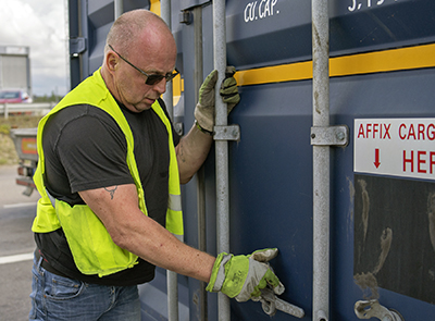 Johan Moberg lossar och lastar ofta containrar i hamnen i Helsingborg. Foto: Pierre Hennigor Cavalli