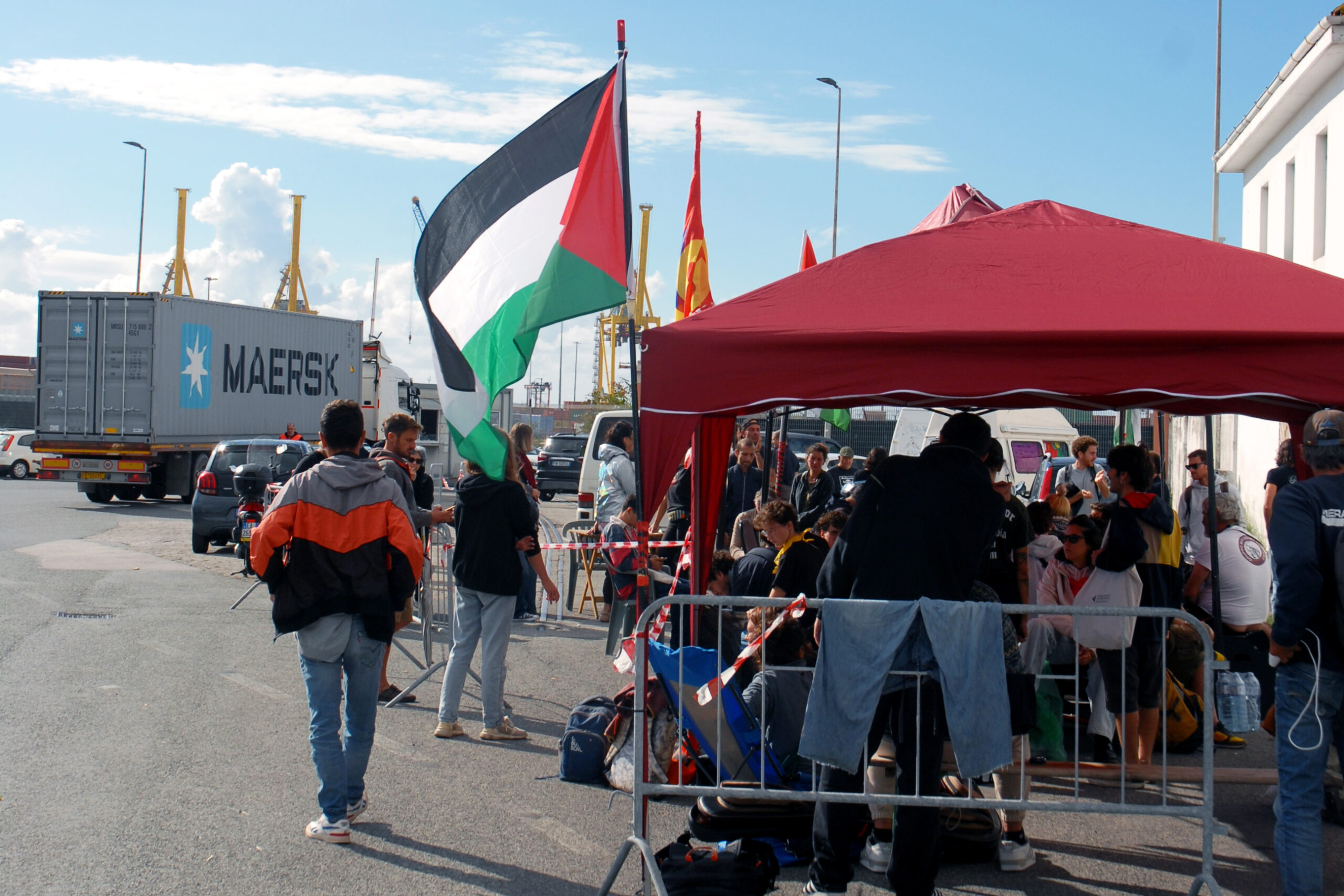 Hamnarbetare och andra invånare i Livorno turas om att samlas vid protesttältet vid en av infarterna till hamnen. De är beredda att ingripa snabbt om något fartyg med material till Israels militär skulle lägga till.