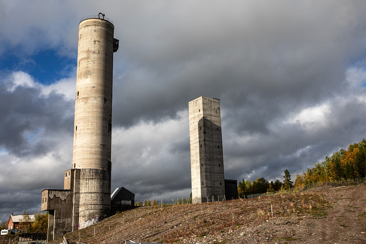 De gamla gruvlavarna står ännu kvar och utgör landmärken i Kiruna, mitt emot stadens nya centrum. Foto: Lilly Hallberg