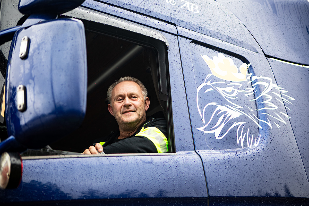 Christer Larsson, som kör grus, har tagit en paus på Vippabacken. Foto: Lilly Hallberg