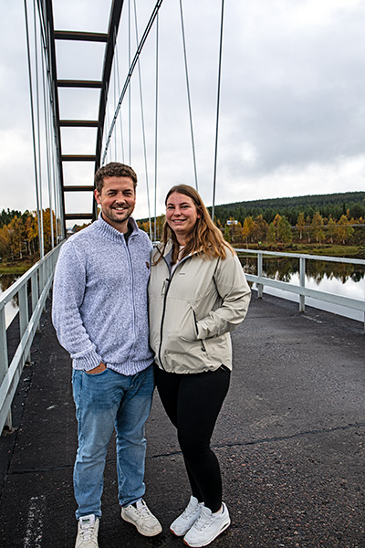 Philippe och Angelika Klock på den gamla bron över Kalix älv, som utgör gränsen mellan Gällivare och Kiruna kommun. Foto: Lilly Hallberg