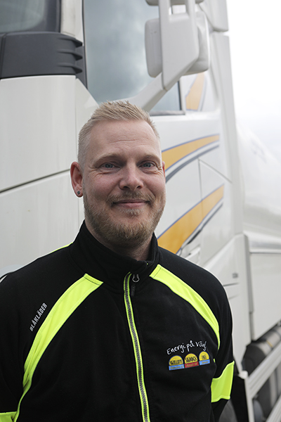 Niklas Lundgren, på väg från Piteå till Jokkmokk, har parkerat sin tankbil för lunch i hytten. Foto: Lilly Hallberg