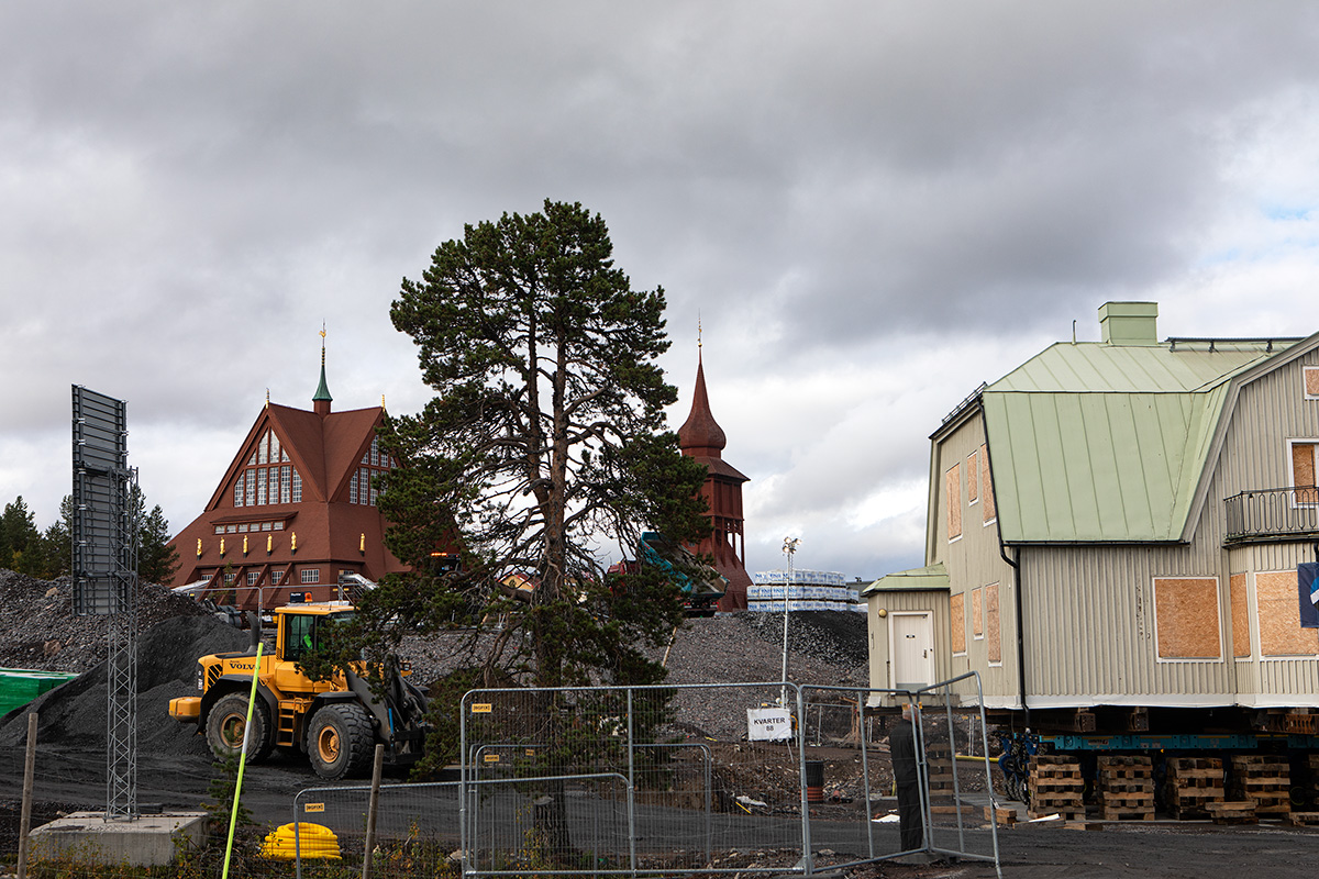 Husflytt i Kiruna, i mitten av september rullar ett gammalt hus om dagen. Kyrkan är på plats sedan en månad. Foto: Lilly Hallberg