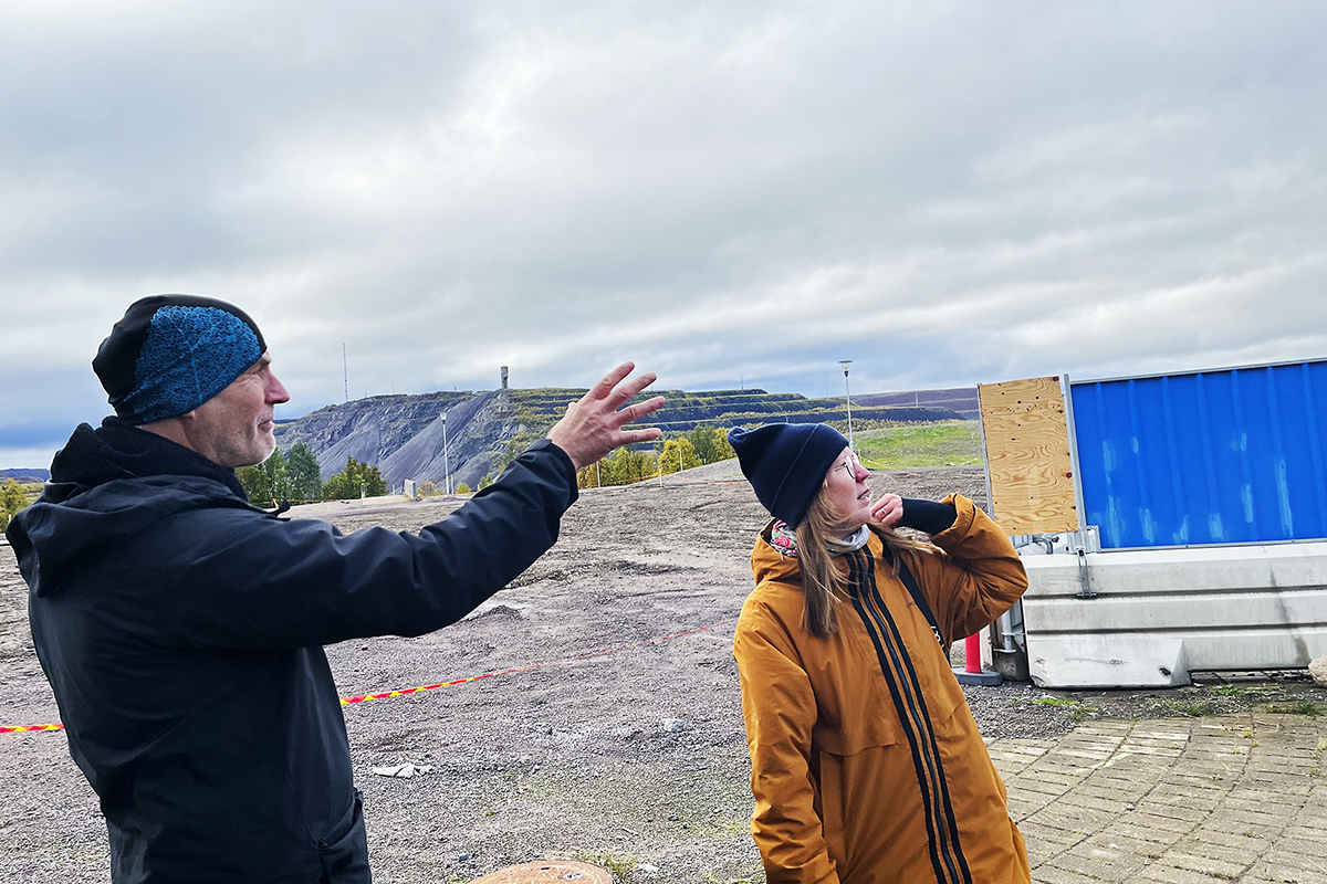 I en förändrad hemstad. Lars Sjölund diskuterar hur rivningen påverkar sinnet med en annan Kirunabo. Där de står låg tidigare gamla Scandic Hotell och Folkets hus, liksom kommunhuset. Foto: Lilly Hallberg