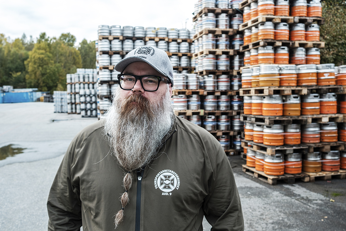 Einar jobbar på avdelningen som tar hand om tomfat. Foto: John Antonsson