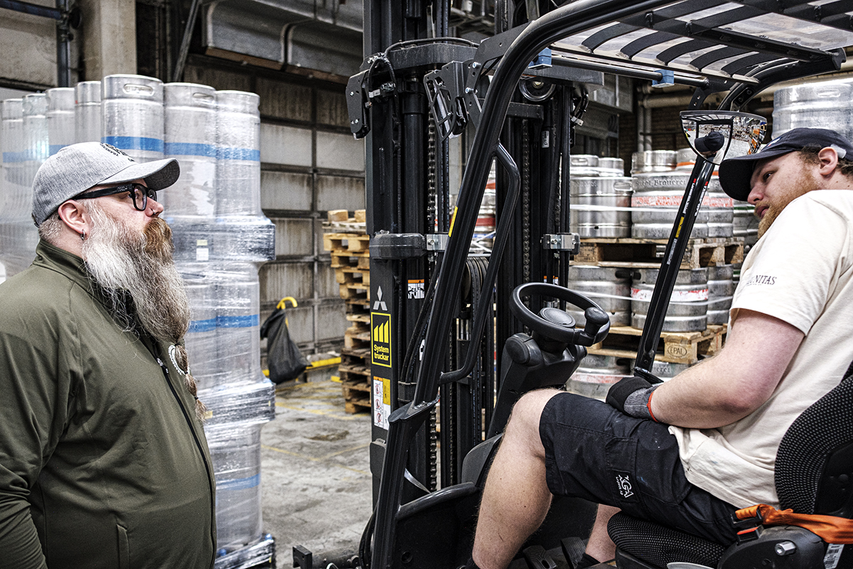 Einar jobbar 6–15. Kollegan Kristoffer har fortfarande en timme kvar i trucken innan han får gå hem. Foto: John Antonsson