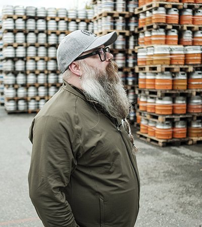 Einar jobbar på avdelningen som tar hand om tomfat. Foto: John Antonsson