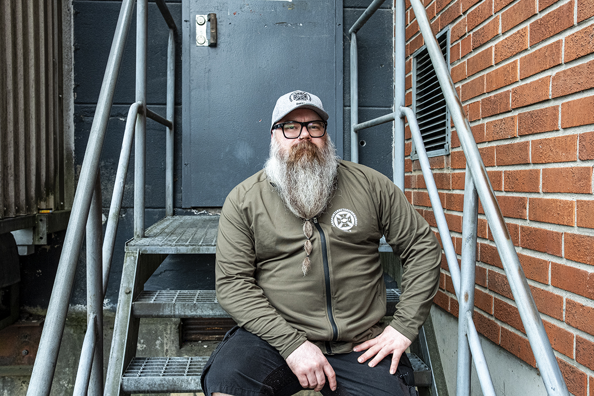 Han har spelat i punk- och metalband. Nu är Einar och några kompisar i uppstarten av ett nytt band.