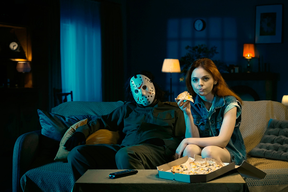 Redo för skrämselhicka i tv-soffan? Transportarbetarens John Antonsson tipsar om filmer och tv-serier att titta på när mörkret lagt sig. Foto: Shutterstock