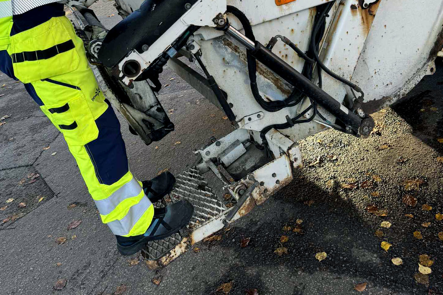 Ståplatta på sopbil. Foto: Privat