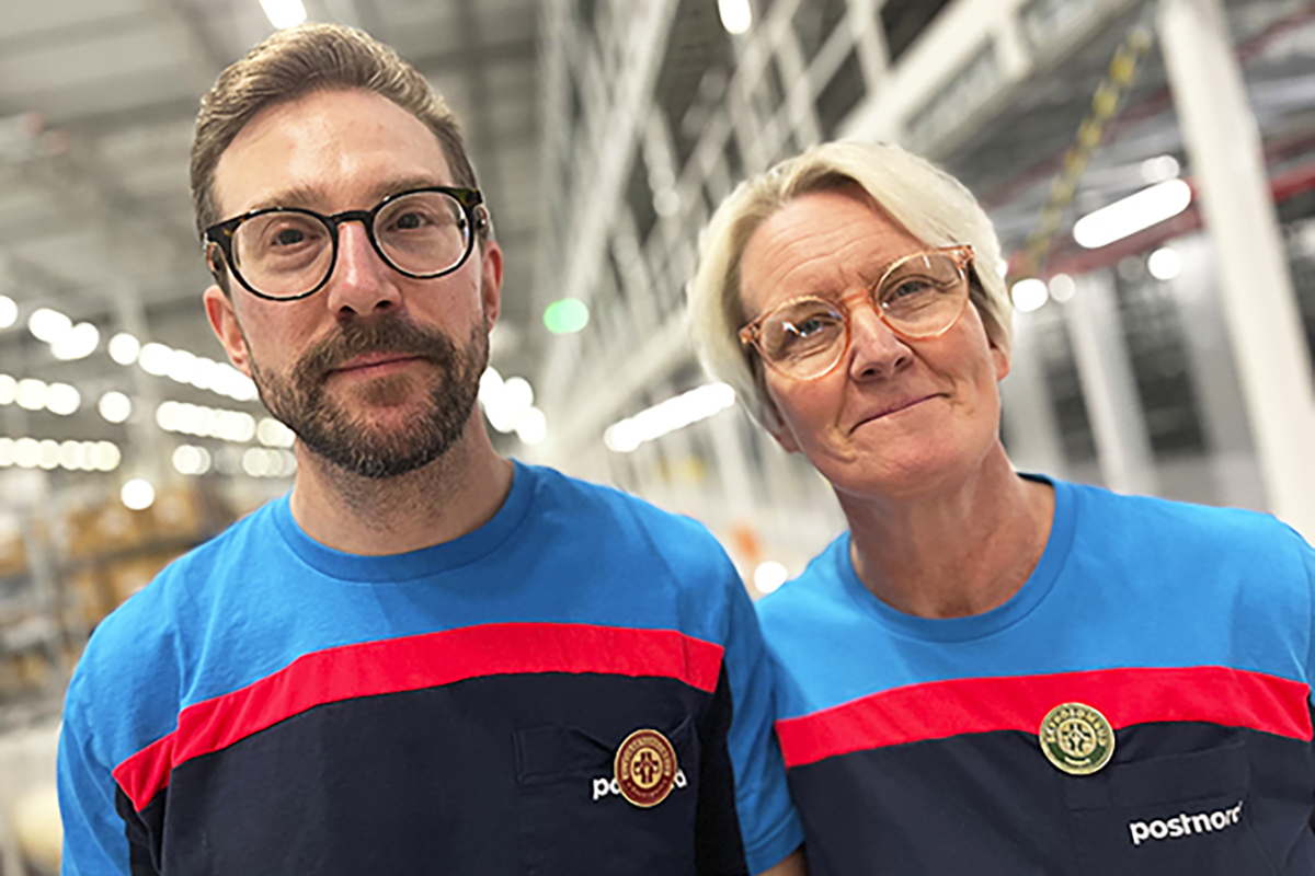 Tobias Persson och Monica Liljedahl jobbar på Zalandolagret i Brunna, där Postnord tog över driften den 1 oktober. Foto: Lilly Hallberg