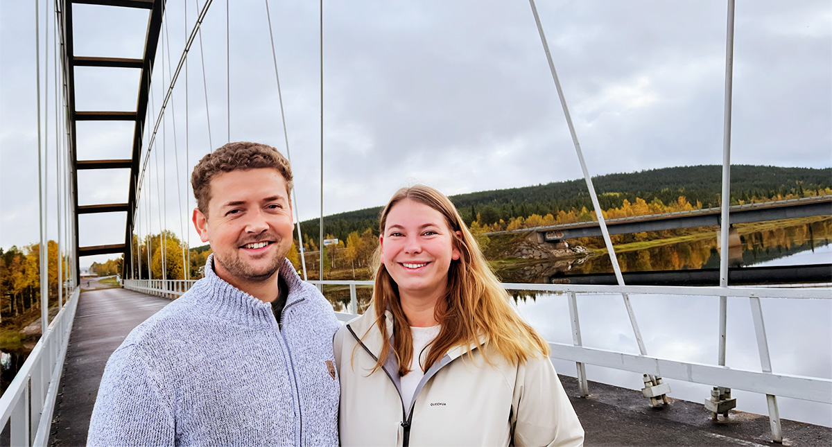 Philippe och Angelika Klock på den gamla bron över Kalix älv, som utgör gränsen mellan Gällivare och Kiruna kommun. Foto: Lilly Hallberg