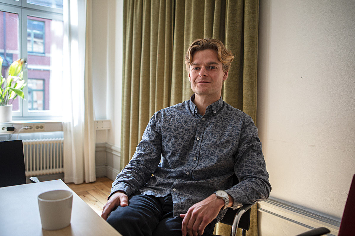 Vilgot Österlund arbetar sedan två år som utredare hos tankesmedjan Arena idé. Foto: Lilly Hallberg