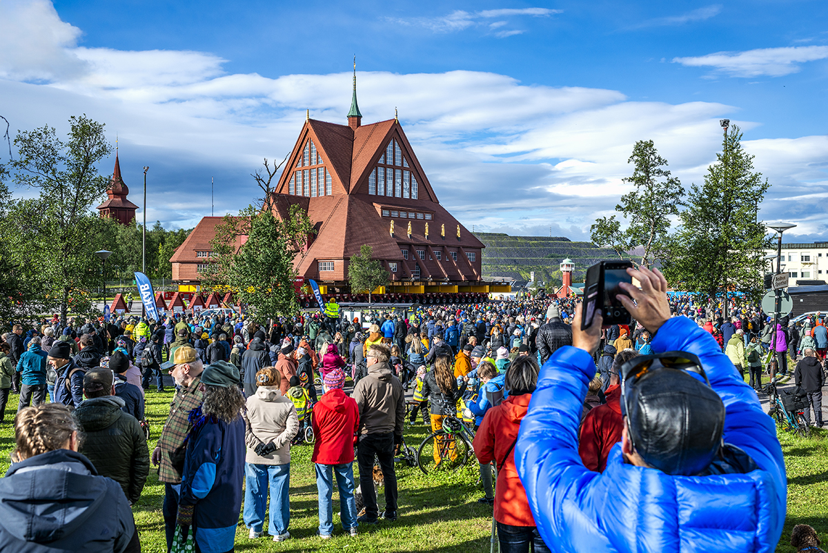 Världsunik flytt. Under två dagar, den 19 och 20 augusti, transporterades Kiruna kyrka till sin nya plats på en fem kilometer specialanpassad väg. Foto: Lars Sjölund