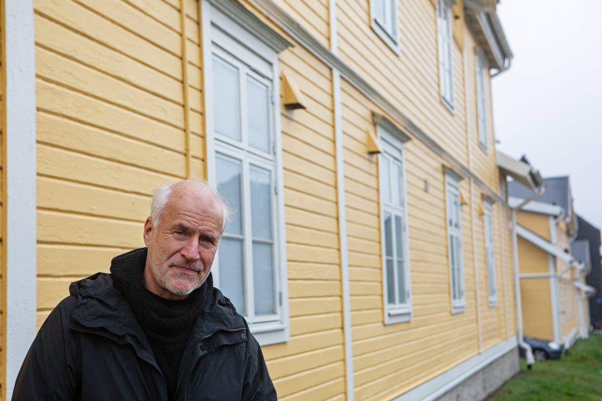 Lars Sjölund vid ”Gula raden” där hans farföräldrar en gång bott, på en annan plats – huslängan är nu flyttad till ny plats. Foto: Lilly Hallberg