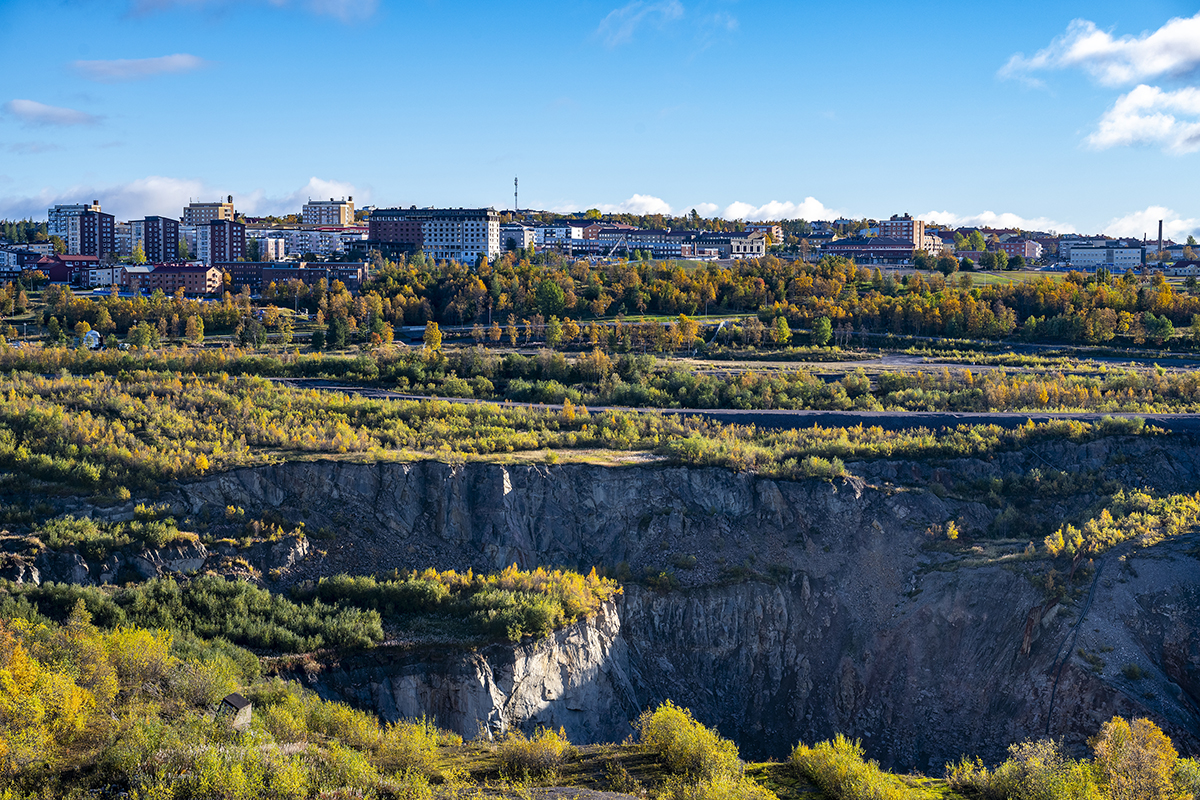 Slukhålet blir allt djupare. Gruvbolaget vidgade sprickzonen i slutet av augusti, vilket betyder att ytterligare 6 000 personer måste flytta på grund av påverkan från gruvan. Foto: Lars Sjölund