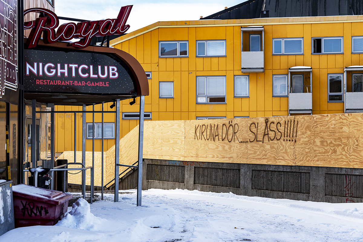 Redan klassiska ord: ”Kiruna dör – slåss”, här på Hjalmar Lundbohmsskolan före rivning. Foto: Lars Sjölund