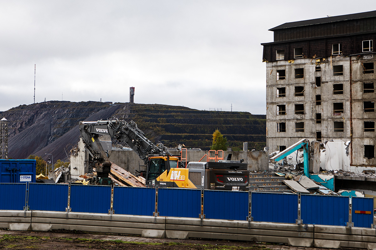 Rivning. Klassisk Kirunavy snart borta: Rivning av Folkets hus, hotellet och stadshuset i september 2025. Foto: Lilly Hallberg