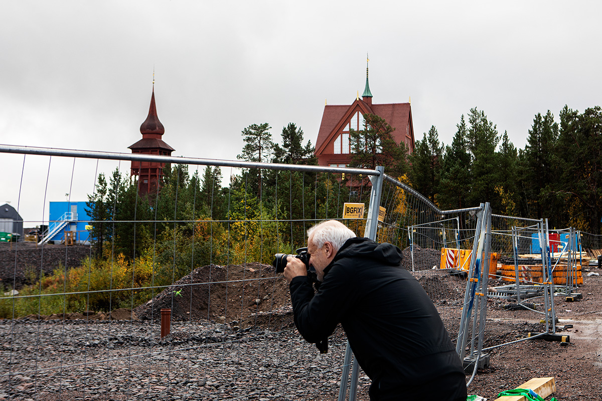 Lars Sjölund fotar Kiruna kyrka på sin nya plats, en månad efter den spektakulära flytten. Foto: Lilly Hallberg