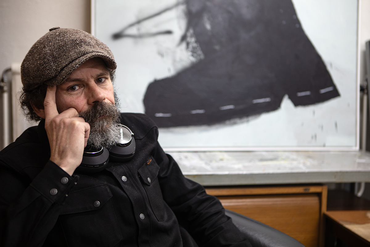 I ateljén, med målningen Dirty boots vars titel är hämtad från en Sonic youth-låt. Foto: Lilly Hallberg