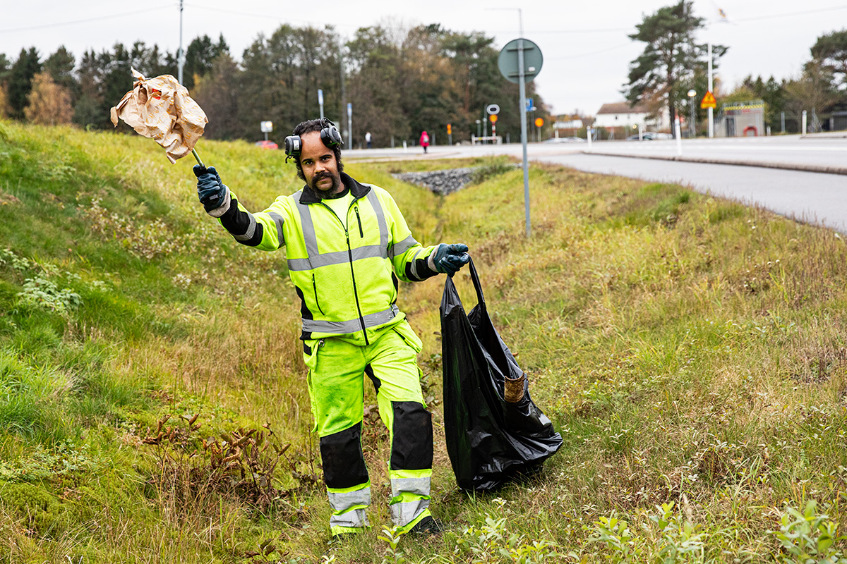 Bildtext: Martin Nyberg samlar sopor på jobbet och skräp på fritiden.