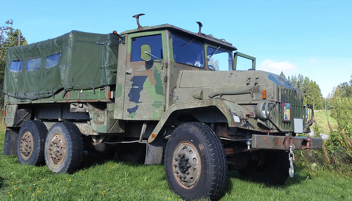 Militärtransport redo för helgutflykt. En inte helt splitterny Volvo LBTG 934, årsmodell 1957, med torrt krut kvar under huven. Foto: Bertil Janson