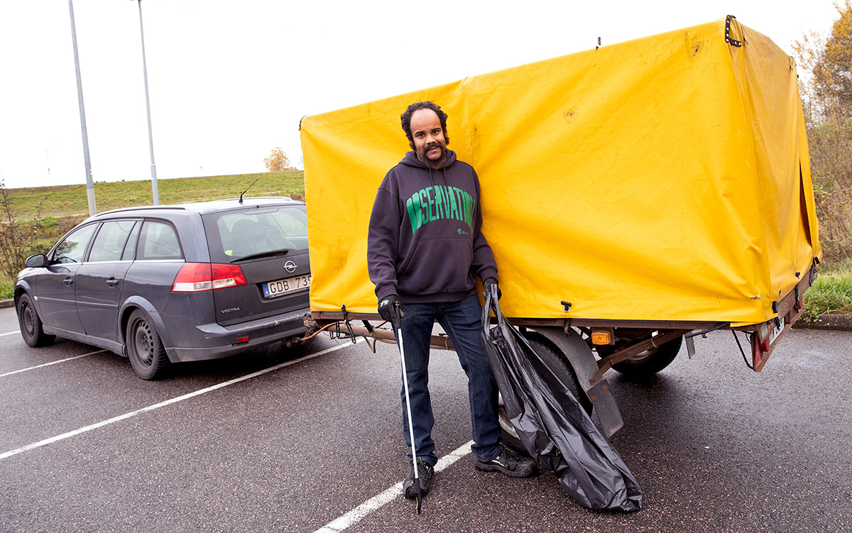 ”Jag är en pryloman, borde egentligen ha en skåpbil för att få ordning på grejerna”, säger renhållaren Martin Nyberg som har en fullt skräpplocks-utrustad Opel vectra. Foto: Justina Öster