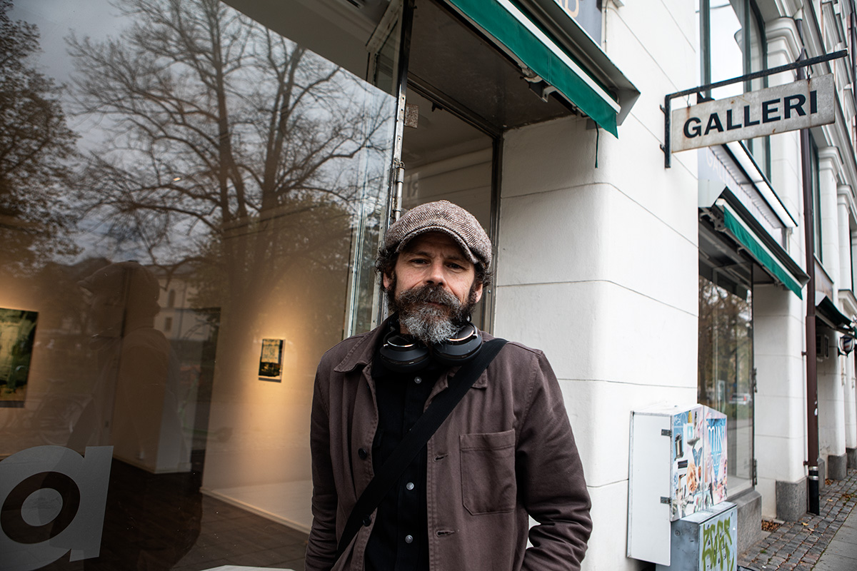 Framför Galleri Kika, Karlstad, där Björn Eriksson Molin ställer ut i november. Foto: Lilly Hallberg