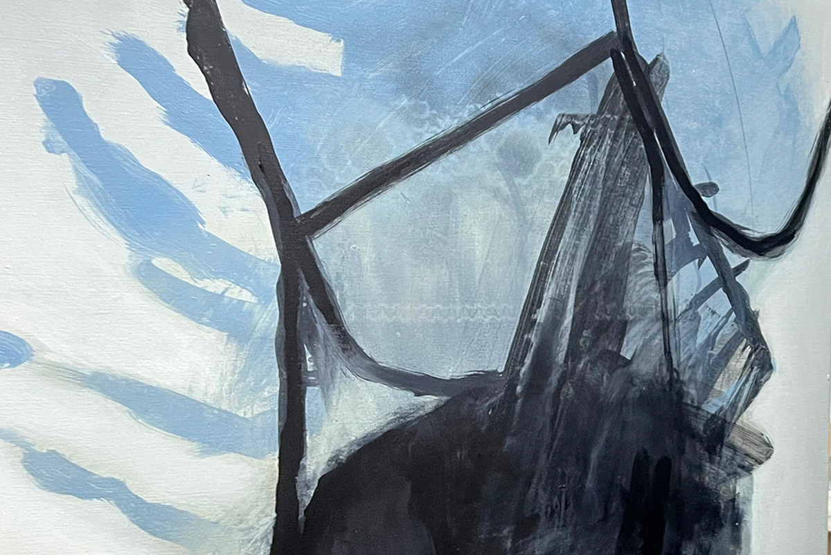 Svart trädgårdsstol mot blå gran, detaljbild. Foto: Lilly Hallberg