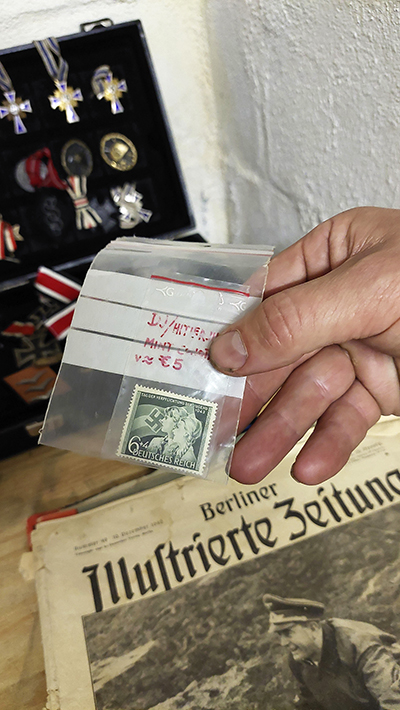 Ett tyskt frimärke från 1943 och en tysk tidning från 1942. Det nazisterna stod för och gjorde ogillar Thomas Lindström starkt. Foto: Bertil Janson