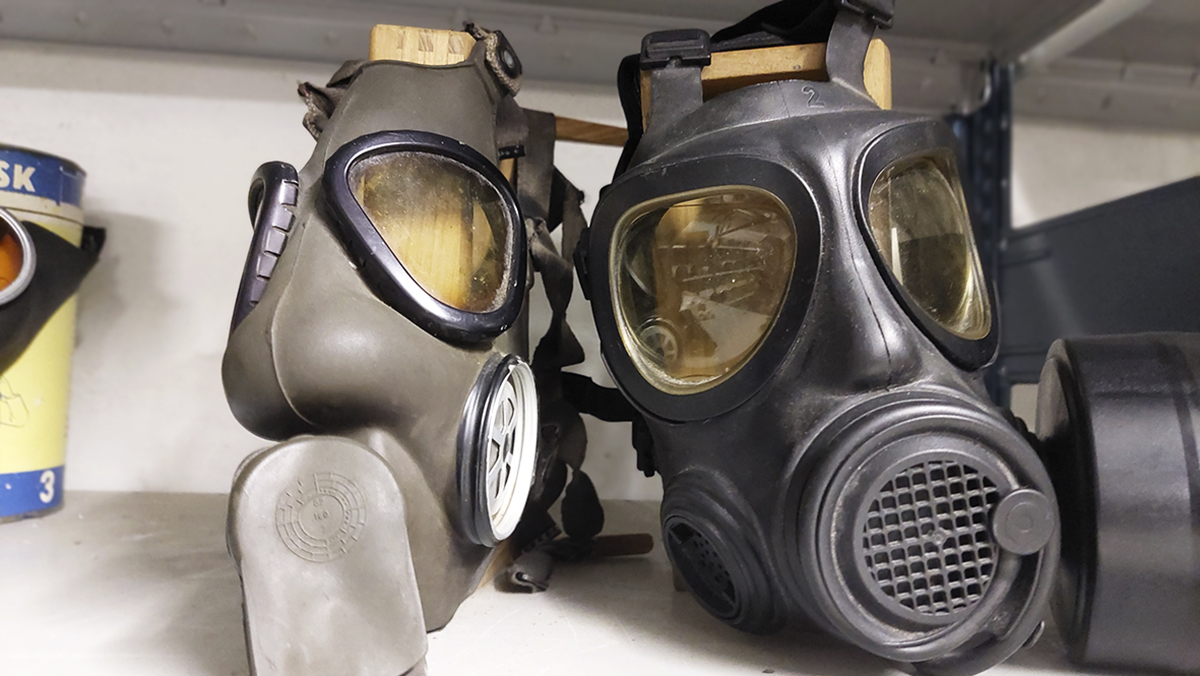 Gasmasker (på bilden), kompresser och desarmerade trampminor. Det är stor spännvidd i samlingen. Militära blanketter finns också i hyllorna. Foto: Bertil Janson