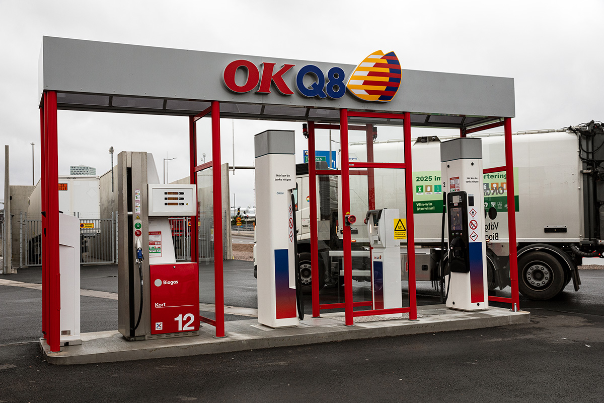 OKQ8:s nya vätgasstation för tung trafik vid Falutorget i Göteborg. Den ska kunna leverera upp till 1 500 kilo grön vätgas per dygn, vilket uppges räcka till cirka 20 tunga lastbilar. Foto: Justina Öster