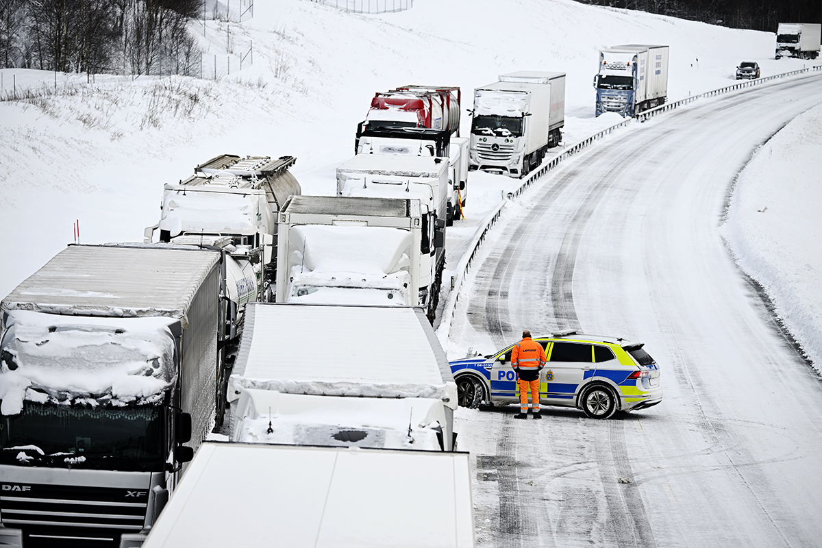 Stoppet på E22 i början av 2024 ledde till dygnslånga köer. Sedan dess har Trafikverket nya rutiner. Foto: Johan Nilsson/TT