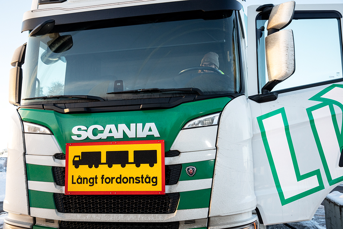 Dragbilen signalerar långt fordonståg. Foto: Justina Öster