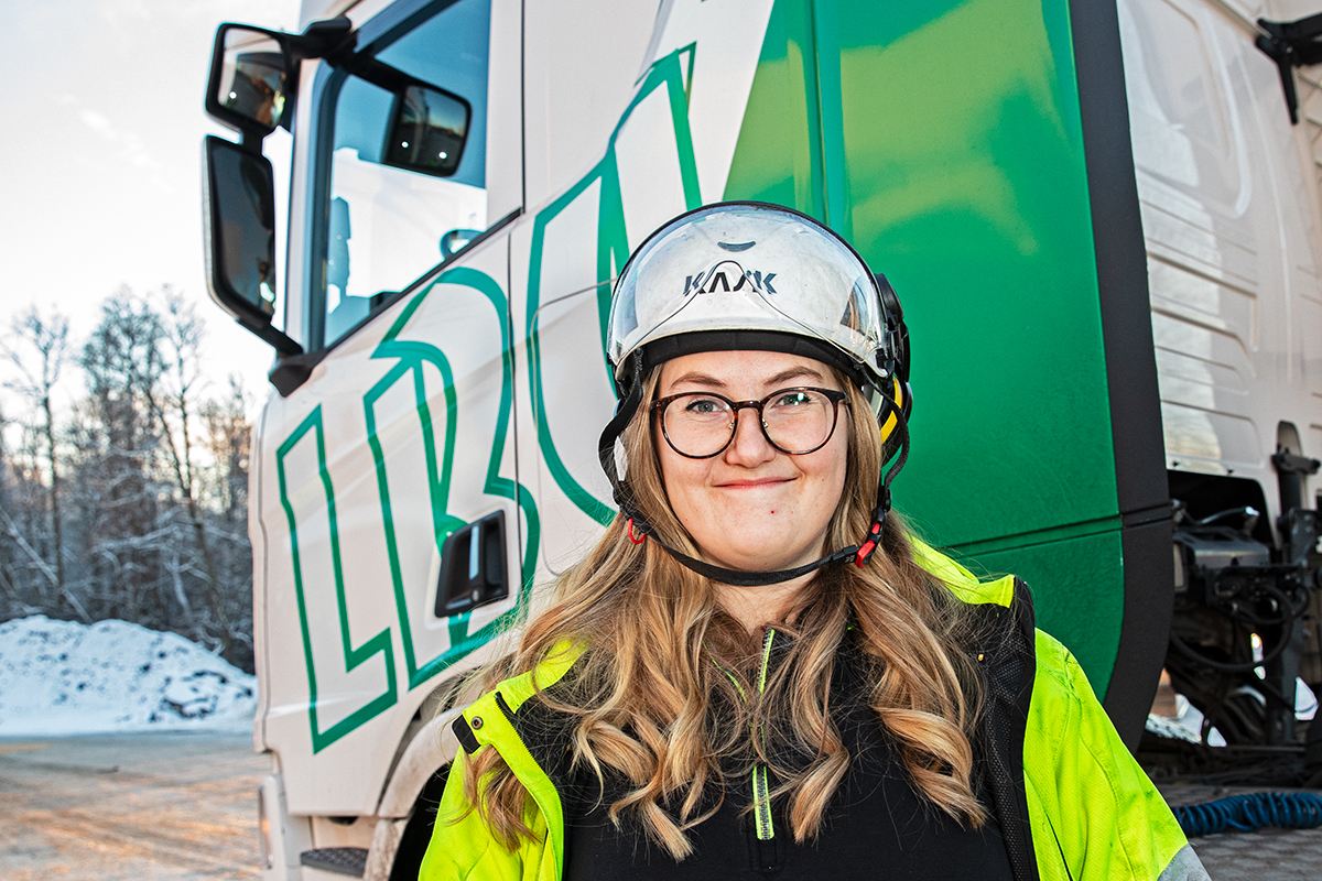 Mimmi Broström kör ett fordonståg på el i ett försöksprojekt inom skogsindustrin. ”Jättekul att vara med från början”, tycker hon. Foto: Justina Öster