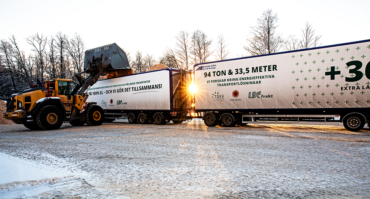 Mimmi lämnar lastbilen och lastar granflis i trailer och släp vid Valåsens sågverk. Foto: Justina Öster