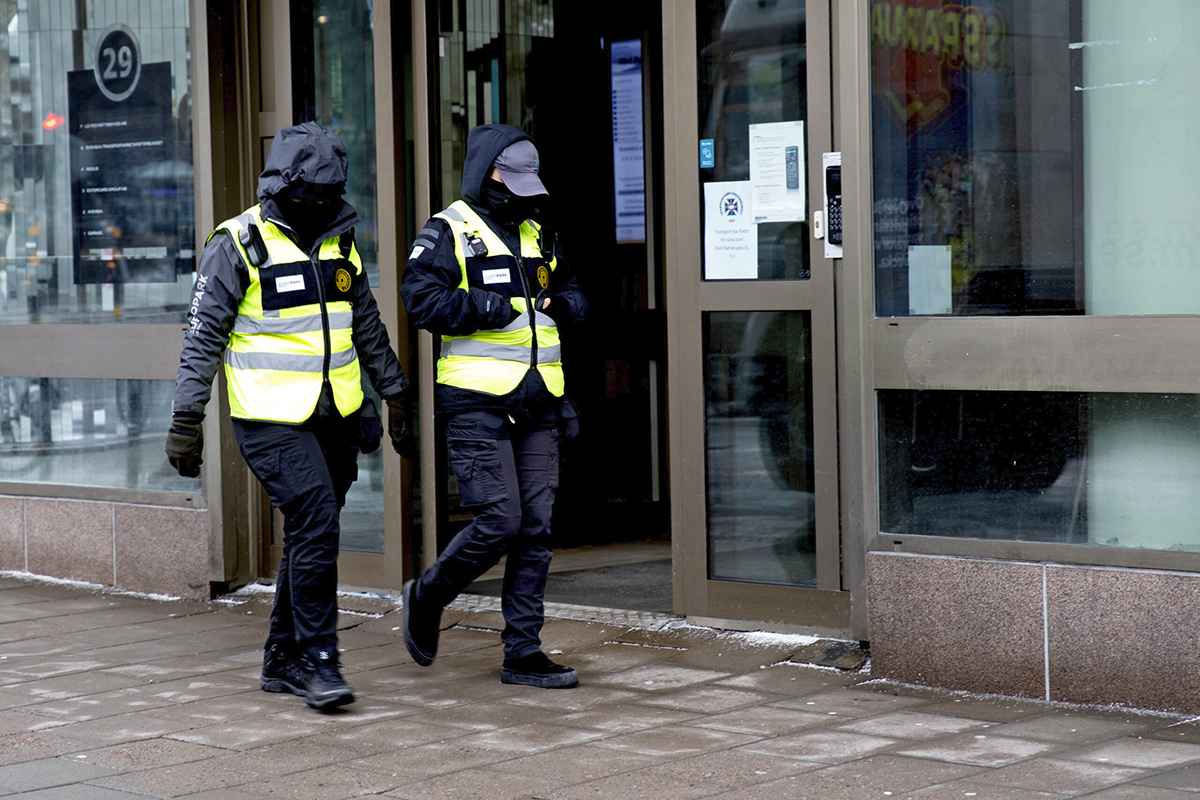 Parkeringsvakter på Olof Palmes gata i Stockholm vintertid.