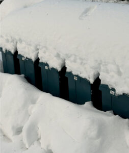 Vallar och översnöade brevlådor hindrar tidningsbuden.