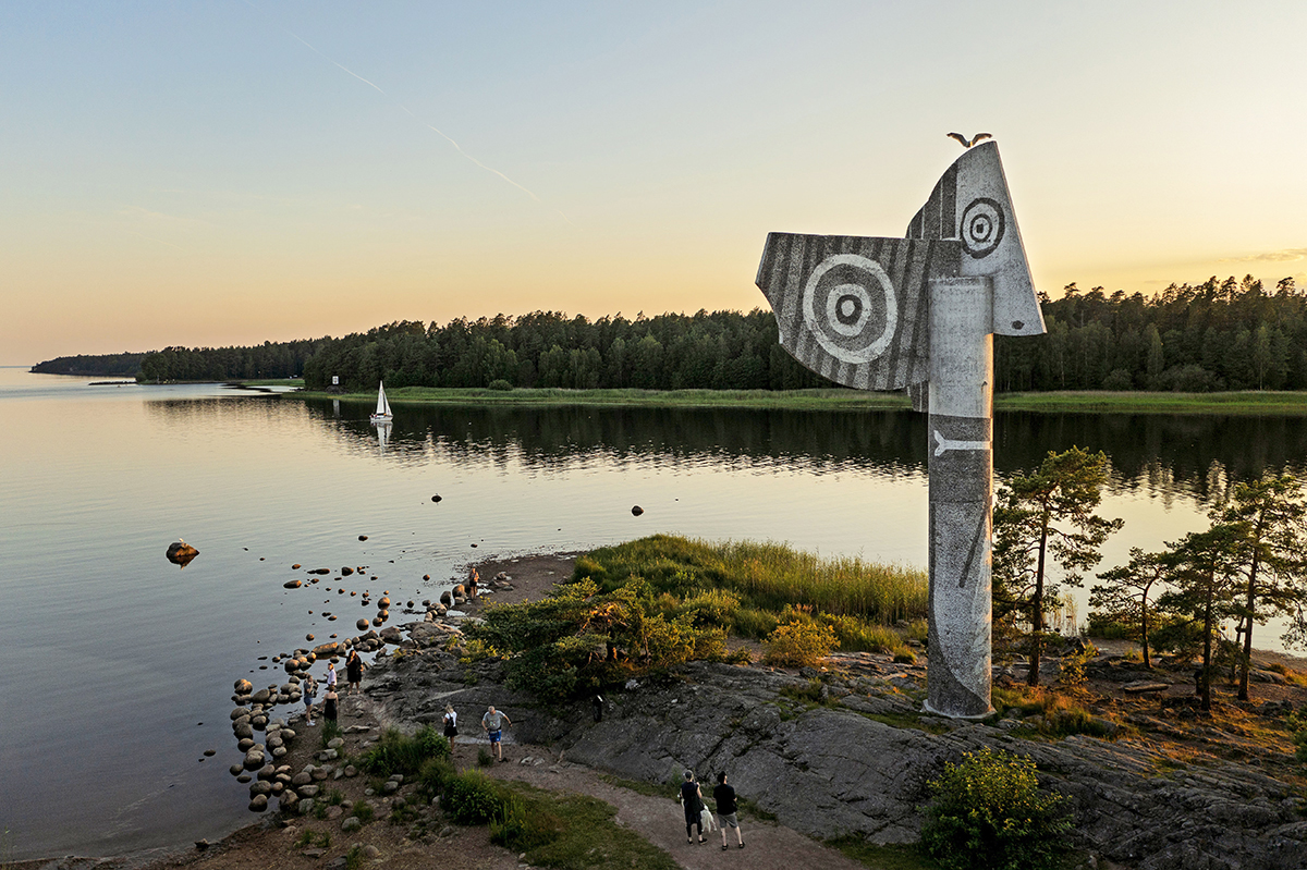 På en udde i Vänern, en halvmil utanför Kristinehamn, står den 15 meter höga Picassoskulpturen Jacqueline. En ung konstnär och lokala politiker gjorde det möjligt att den hamnade här och inte i New York. Foto: Ulf Berglund
