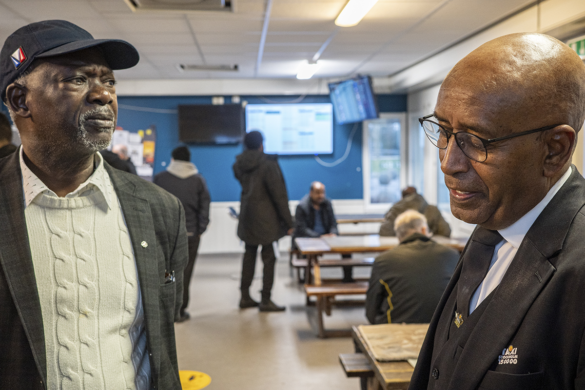 Sahir Dramme (till vänster) diskuterar arbetsmiljön med en kollega. Foto: John Antonsson