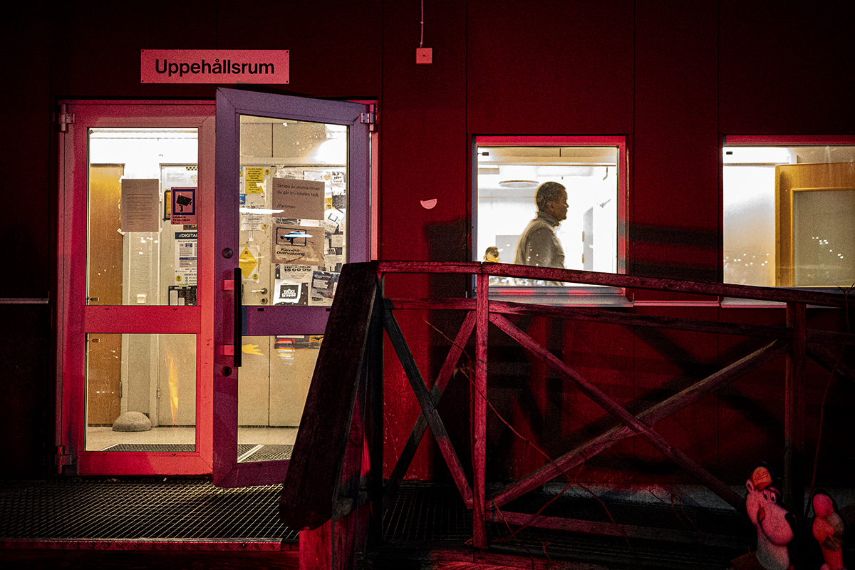 Utanför uppehållsrummen finns en avsats för en pratstund eller en nypa luft. Foto: John Antonsson