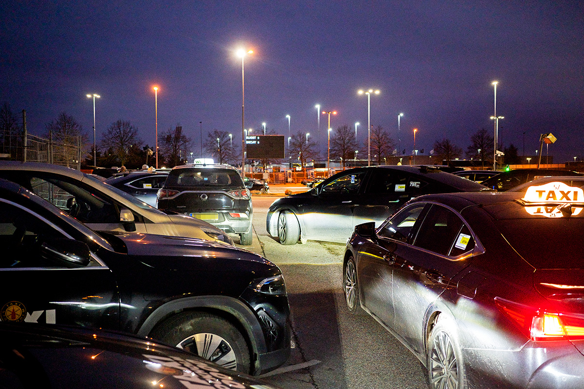 Taxiförare väntar i timmar på att få köra från Arlanda. Facket och föreningen Taxiunionen varnar för prispress som tvingar förare att jobba fler och fler timmar. Foto: John Antonsson