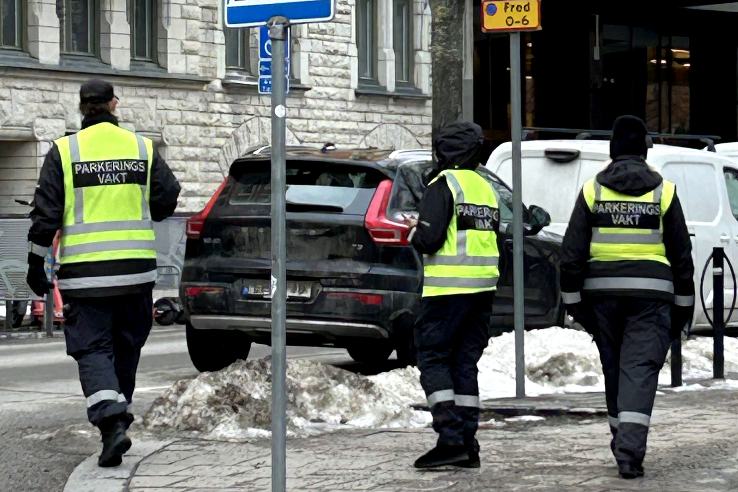 Tre p-vakter på uppdrag i centrala Stockholm.